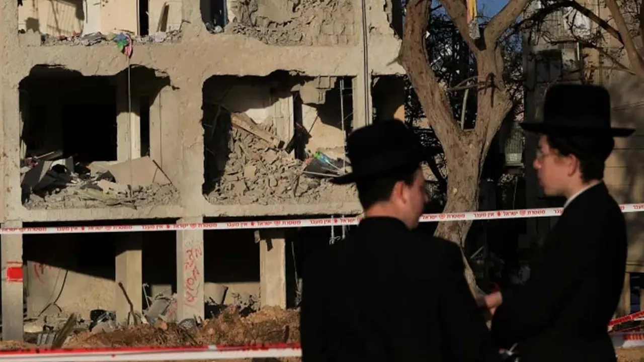 ইসরাইলে দফায় দফায় শক্তিশালী ক্ষেপণাস্ত্র হামলা চালাচ্ছে ইরান