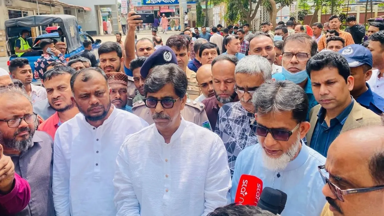 দুর্ঘটনাস্থল পরিদর্শন করেন রেল প্রতিমন্ত্রী হাবিবুর রশিদ