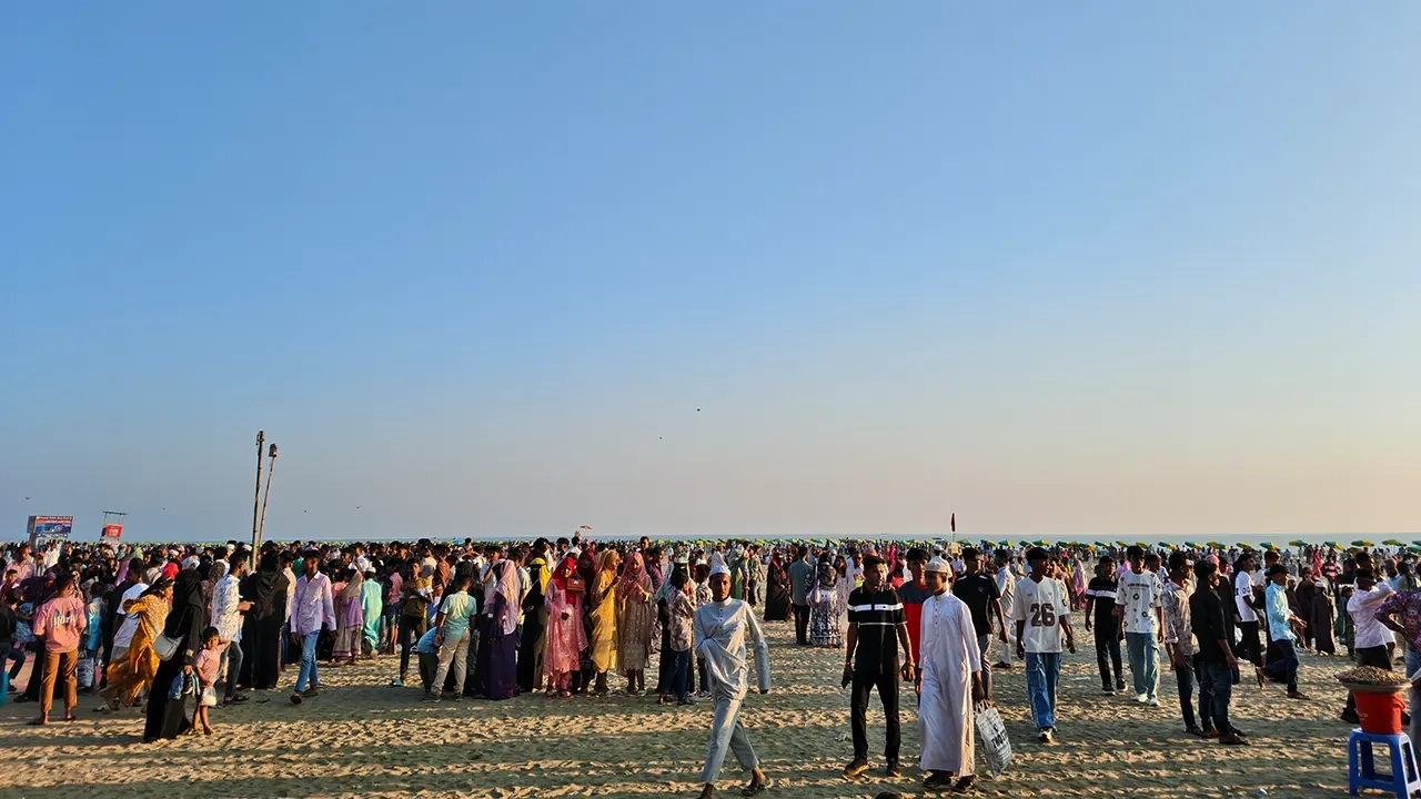 কক্সবাজারে পর্যটকের ঢল