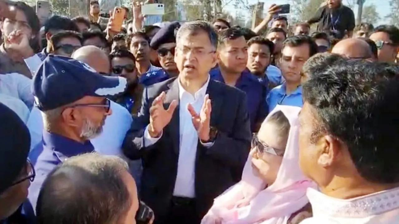 কক্সবাজার সমুদ্র সৈকত পর্যবেক্ষণকালে স্বরাষ্ট্রমন্ত্রী সালাউদ্দিন আহমদ