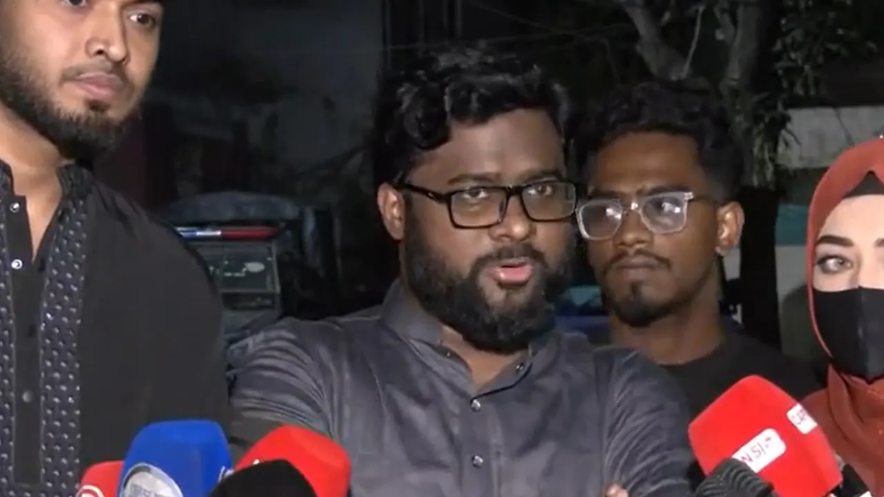 শাহবাগ থানা পুলিশের সঙ্গে আলোচনা শেষে সাংবাদিকদের সঙ্গে কথা বলছেন জাতীয় ছাত্রশক্তির কেন্দ্রীয় সভাপতি জাহিদ আহসান