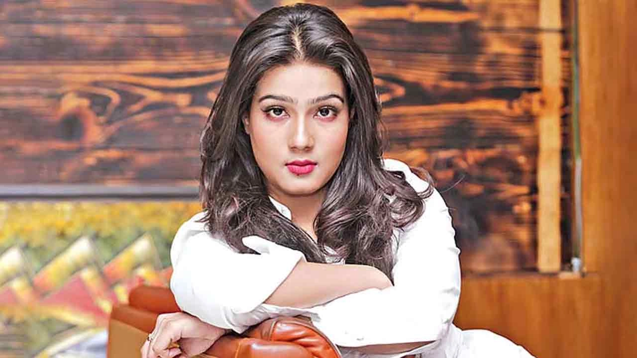 চিত্রনায়িকা মাহিয়া মাহি