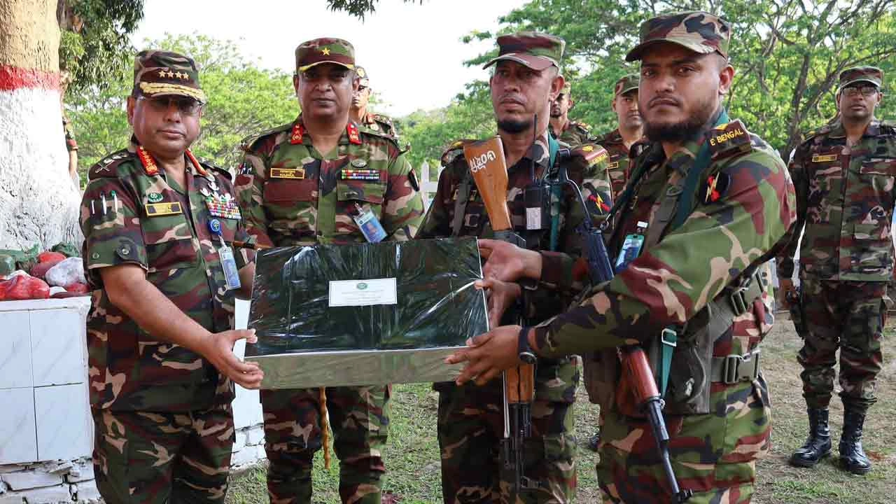পরিদর্শনকালে সেনাবাহিনী প্রধান জেনারেল ওয়াকার-উজ-জামান। ছবি : আইএসপিআর