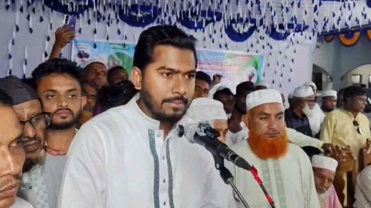 আলোচনা সভায় বক্তব্য রাখেন প্রতিমন্ত্রী প্রতিমন্ত্রী নুরুল হক নুর