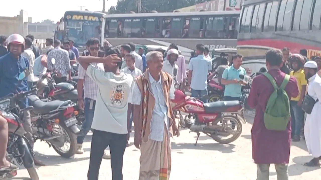 ঢাকা-রংপুর মহাসড়কে ব্যারিকেড দিয়ে বিক্ষোভ