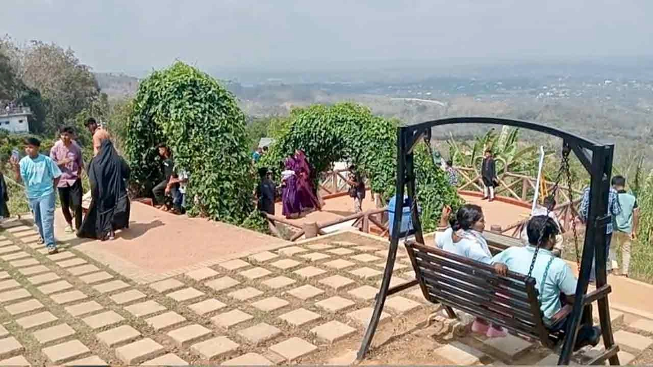 খাগড়াছড়ির বিভিন্ন বিনোদনকেন্দ্রে বেড়েছে দর্শনার্থী