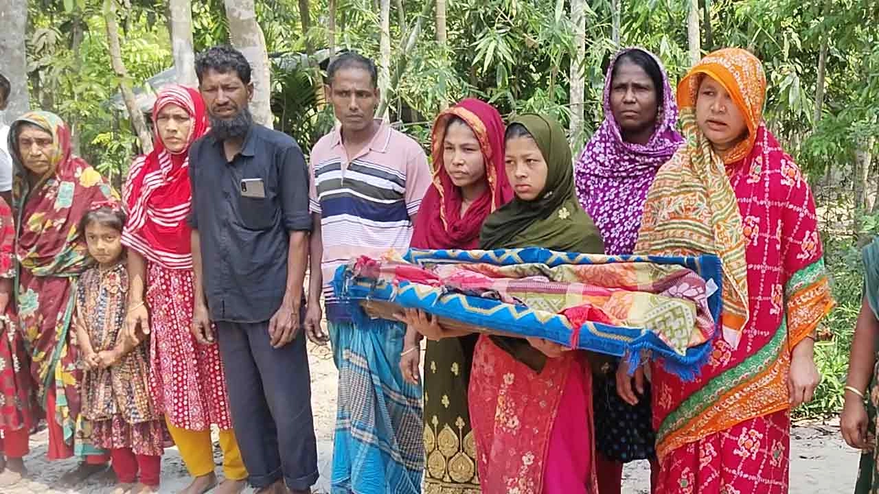 সন্তানের লাশ নিয়ে মানববন্ধনের দাঁড়িয়ে বিচার চেয়েছেন এক মা