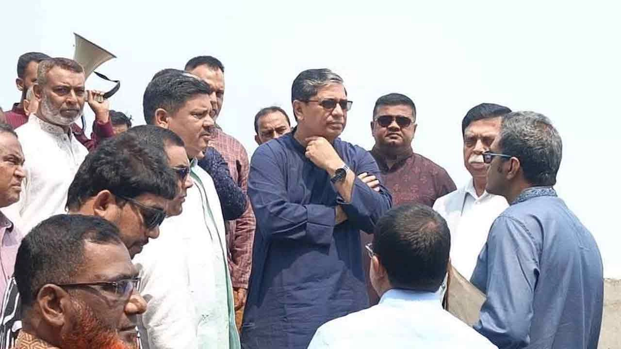 প্রধানমন্ত্রীর নির্দেশে গাজীপুরে ধসে পড়া সড়ক পরিদর্শনে প্রতিমন্ত্রী মীর শাহে আলম।