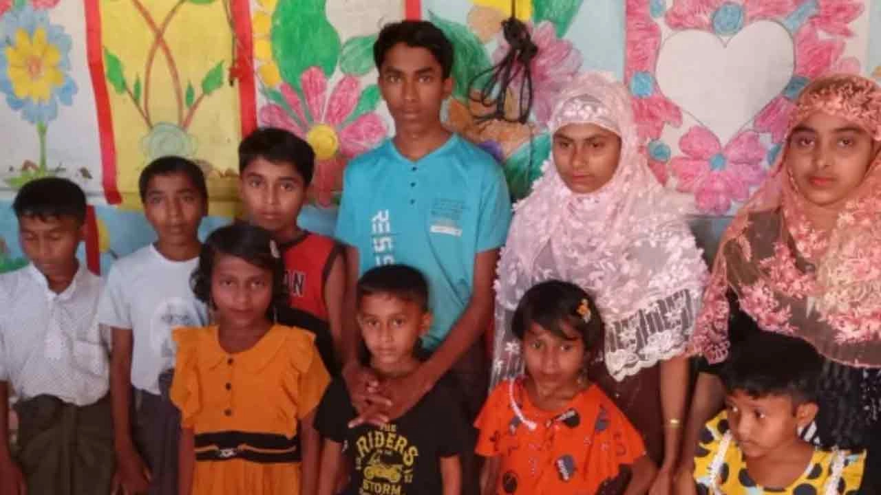 একই পরিবারের ১০ সদস্য সীমান্ত পেরিয়ে উখিয়ার জামতলী রোহিঙ্গা ক্যাম্প-১৫-এ আশ্রয় নিয়েছেন