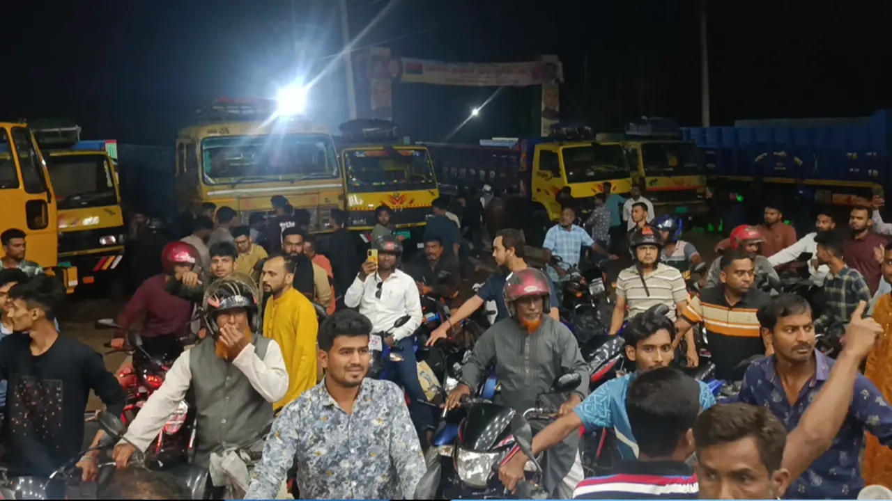 রাজবাড়ীতে পেট্রোল পাম্পে মোটরসাইকেলের দীর্ঘ লাইন