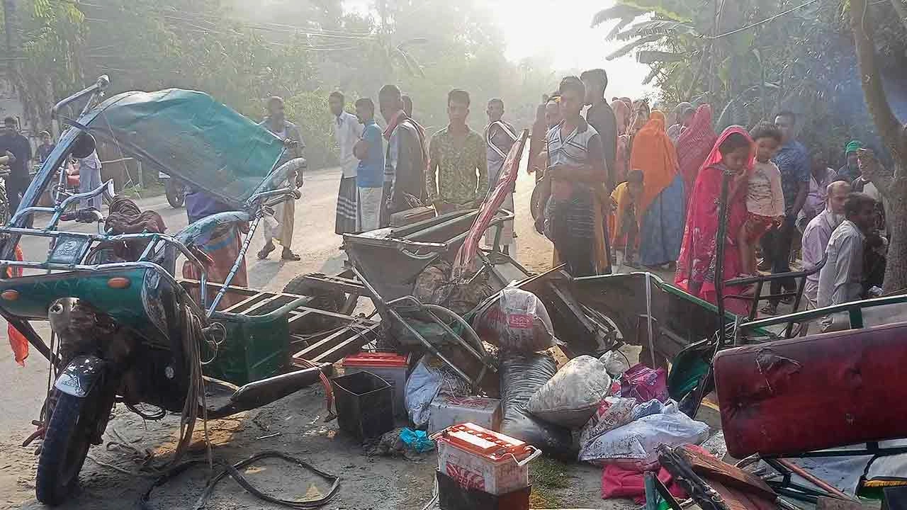 ট্রাকচাপায় দুমড়েমুচড়ে গেছে অটোরিকশা