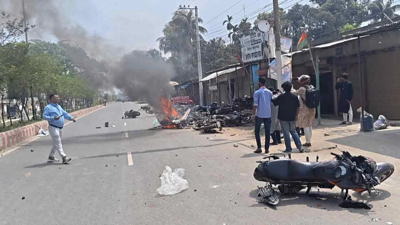 ঈশ্বরদীতে বিএনপির দুইপক্ষের সংঘর্ষ, ভাংচুর ও অগ্নিসংযোগ