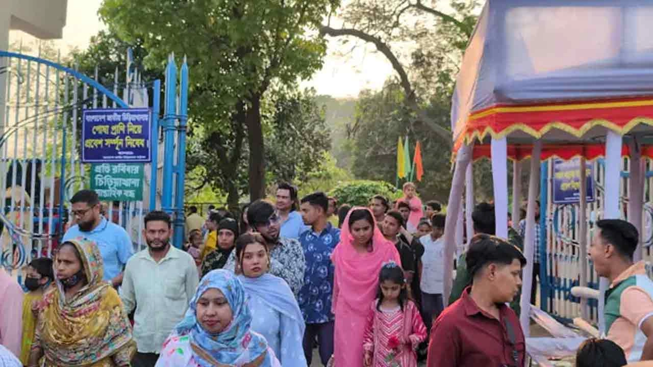 জাতীয় চিড়িয়াখানায় দর্শনার্থীর উপচেপড়া ভিড়