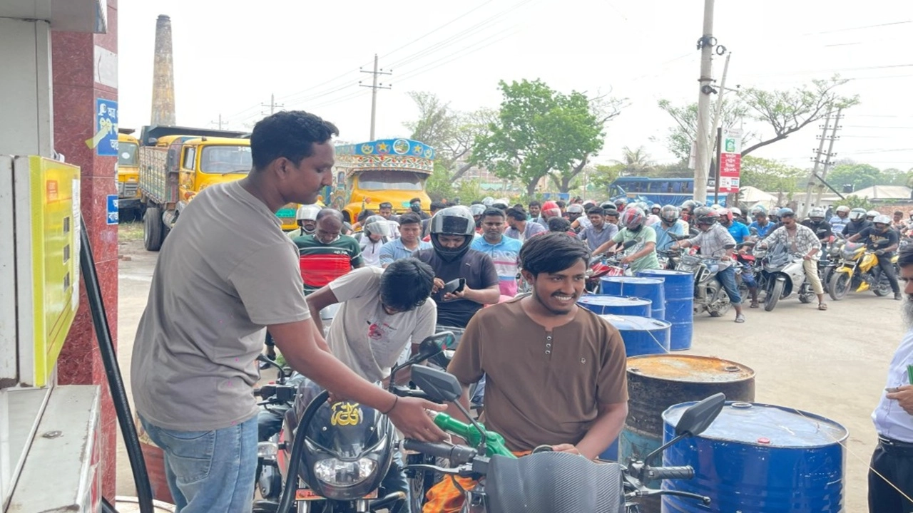 ঢাকার ধামরাইয়ে জ্বালানি তেলের তীব্র সংকট দেখা দিয়েছে।