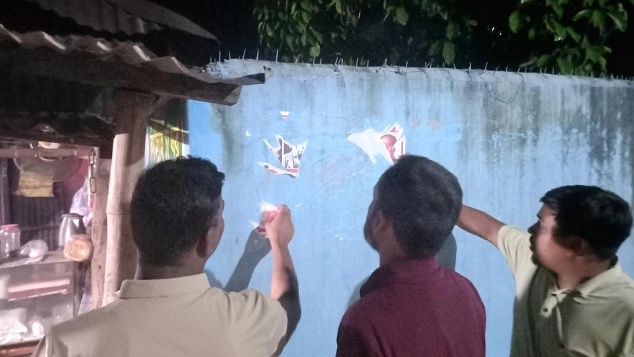 পাবনায় চরমপন্থি সংগঠনের পোস্টার, পুলিশের অভিযান