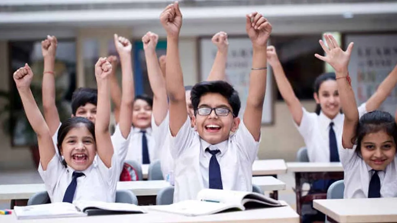 দুই লাখ শিক্ষার্থীকে বিনামূল্যে স্কুল ড্রেস-কেডস দেবে সরকার