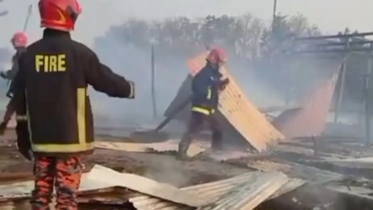 খাগড়াছড়িতে আগুন লেগে পুড়ে ছাই রেস্টুরেন্ট