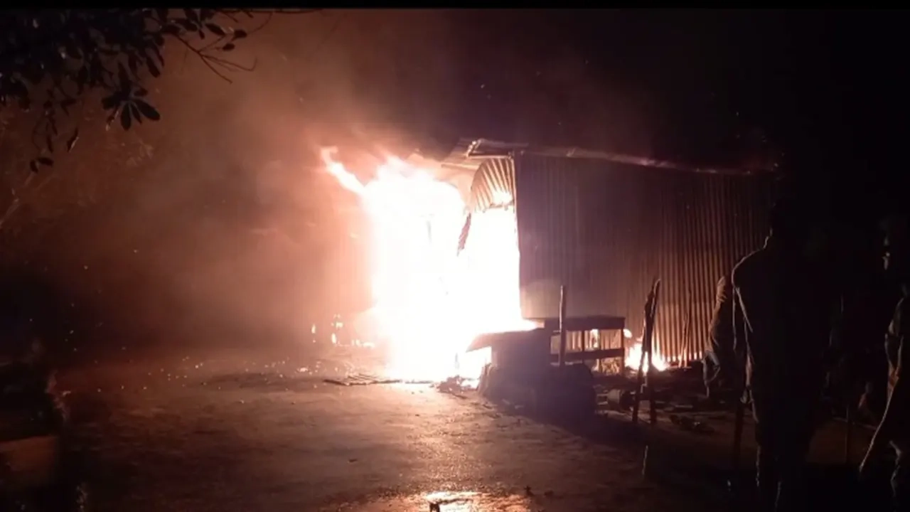 সোনারগাঁয়ে অগ্নিকাণ্ডে পাঁচটি দোকান পুড়ে ছাই 