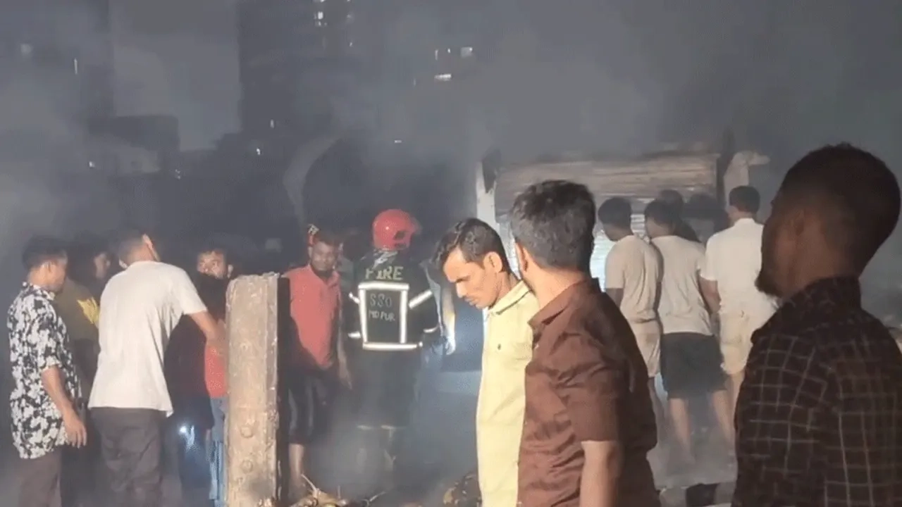 রায়েরবাজারের সাদেক খান কৃষিমার্কেটে অগ্নিকাণ্ড ।। ছবি: সংগৃহীত