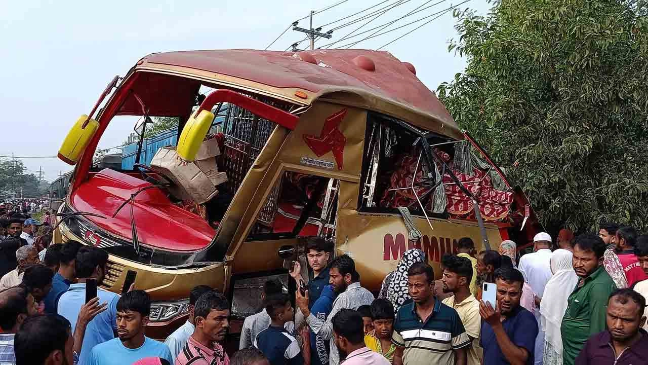 পদুয়ার বাজার লেভেল ক্রসিংয়ে ট্রেন-বাস সংঘর্ষ