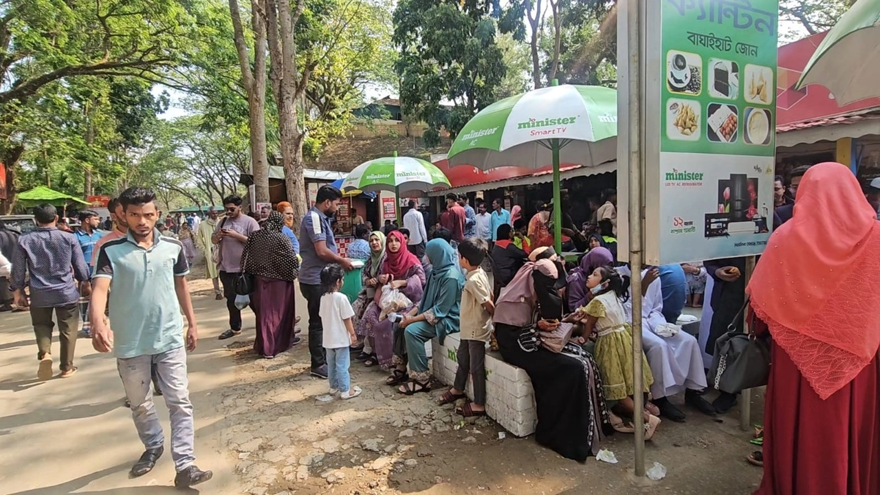 সাজেকে ঘুরতে আসা পর্যটক