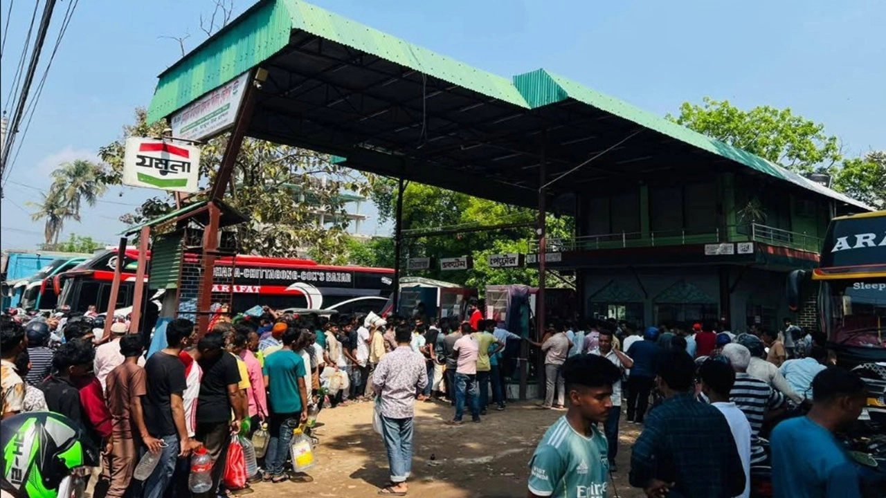 জ্বালানি তেলের অভাবে বন্ধ থাকছে দিনাজপুরের অধিকাংশ পাম্প।