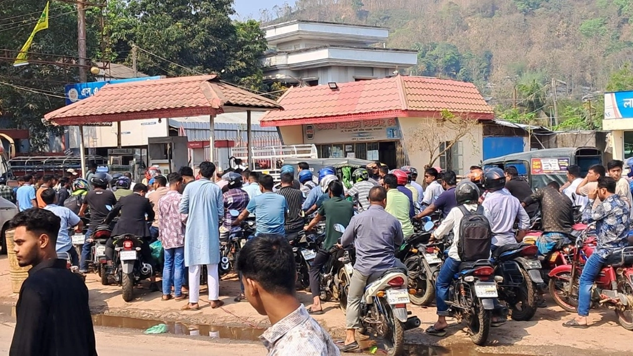 বান্দরবানে অকটেন সংকট,বাইকার পর্যটকদের ওপর স্থানীয়দের অসন্তোষ