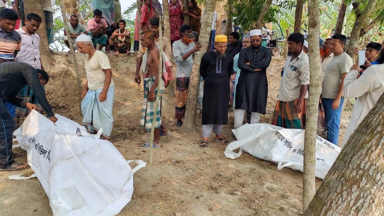 নিহত দুইজনের লাশ