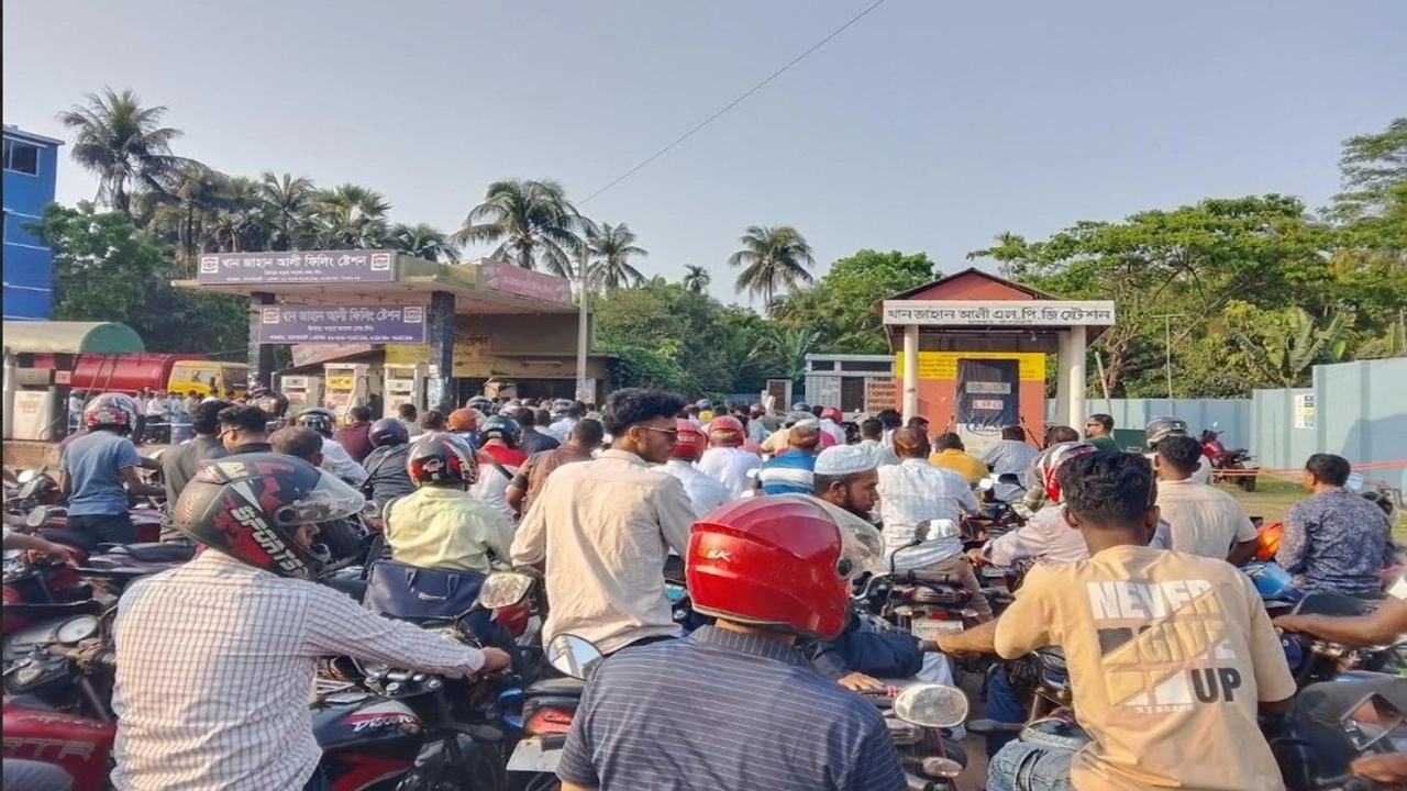 বাগেরহাট জেলায় জ্বালানি তেলের তীব্র সংকট দেখা দিয়েছে।