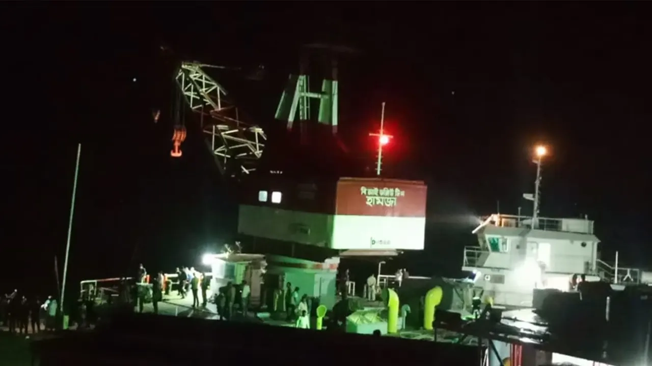 পদ্মায় ডুবে যাওয়া বাসের উদ্ধার অভিযান