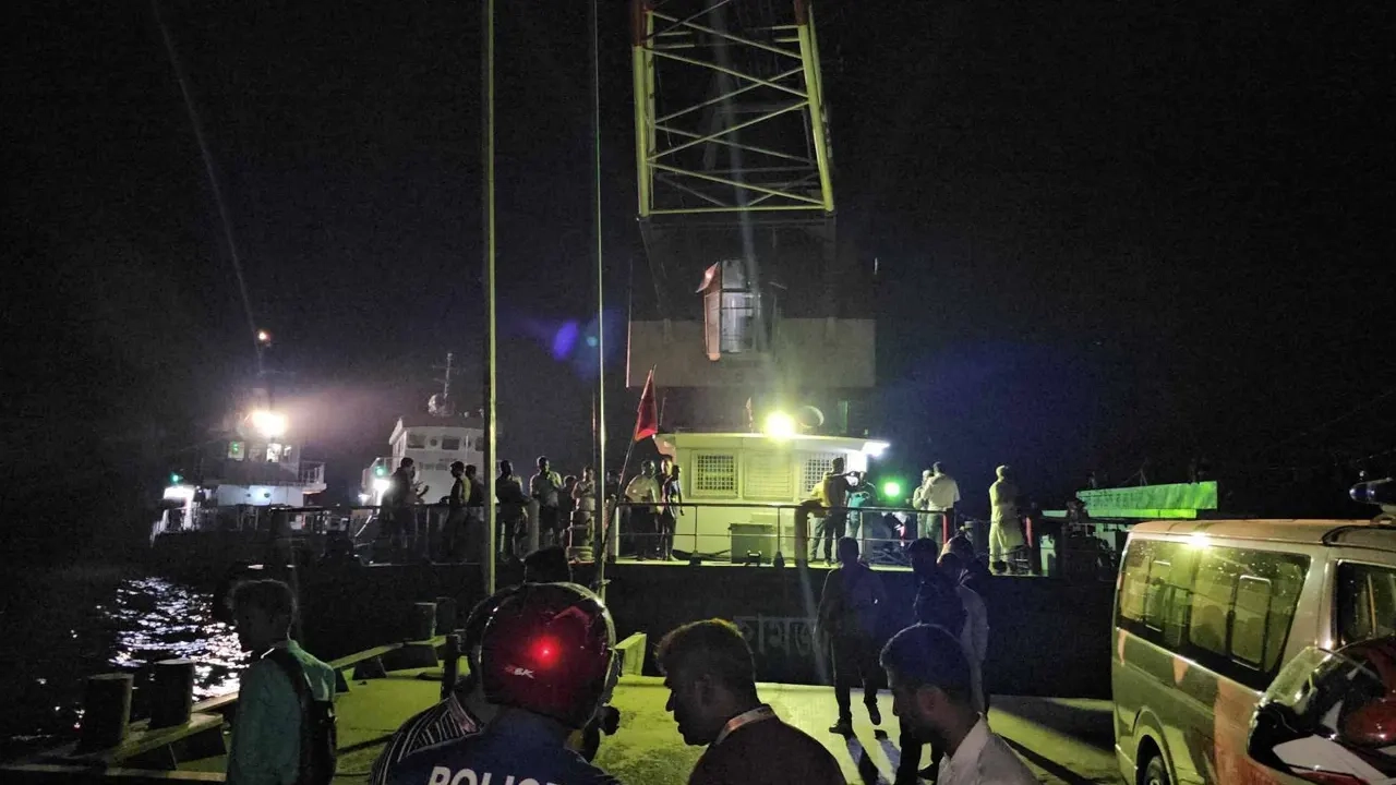 পদ্মায় ডুবে যাওয়া বাসের উদ্ধার অভিযান