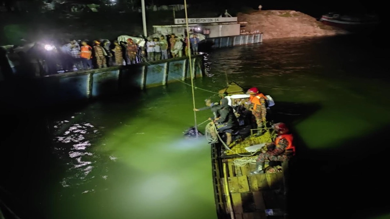 পদ্মায় বাসডুবি: ৮ যাত্রীর পরিচয় মিলেছে