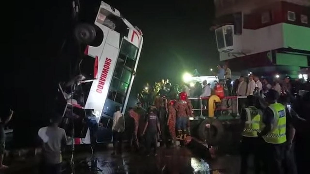 পদ্মায় ডুবে যাওয়া বাস উদ্ধার, ১১ মরদেহ পাওয়া গেছে