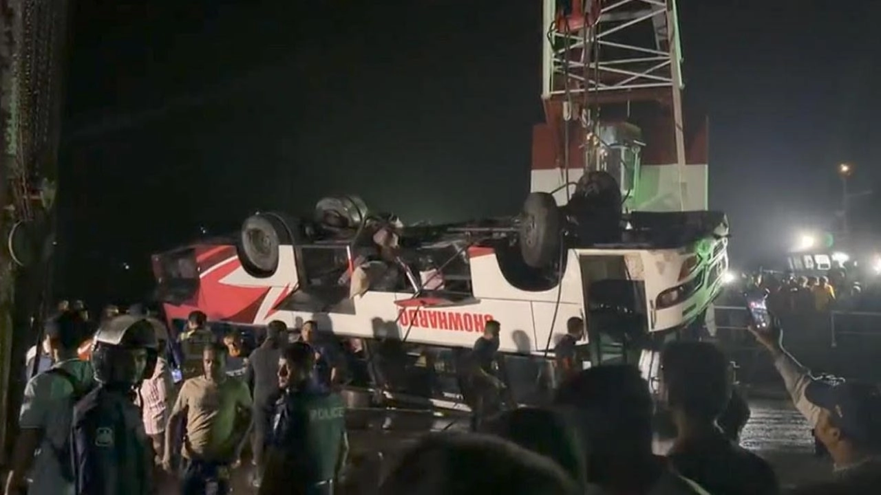 পদ্মা নদীতে পড়ে ডুবে যাওয়া বাসটি উদ্ধার করা হয়েছে।