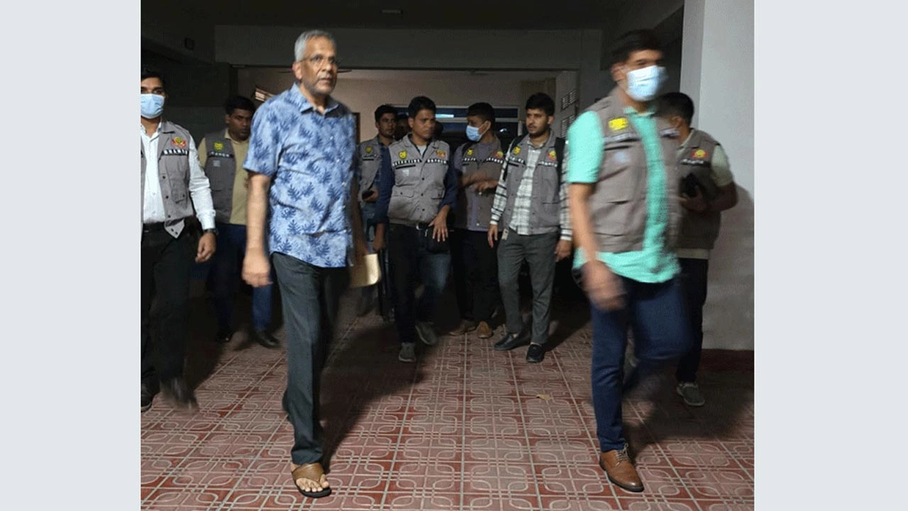 ডিজিএফআই'র সাবেক মহাপরিচালক লে. জেনারেল (অব.) শেখ মামুন খালেদকে গ্রেপ্তার করেছে ডিবি।