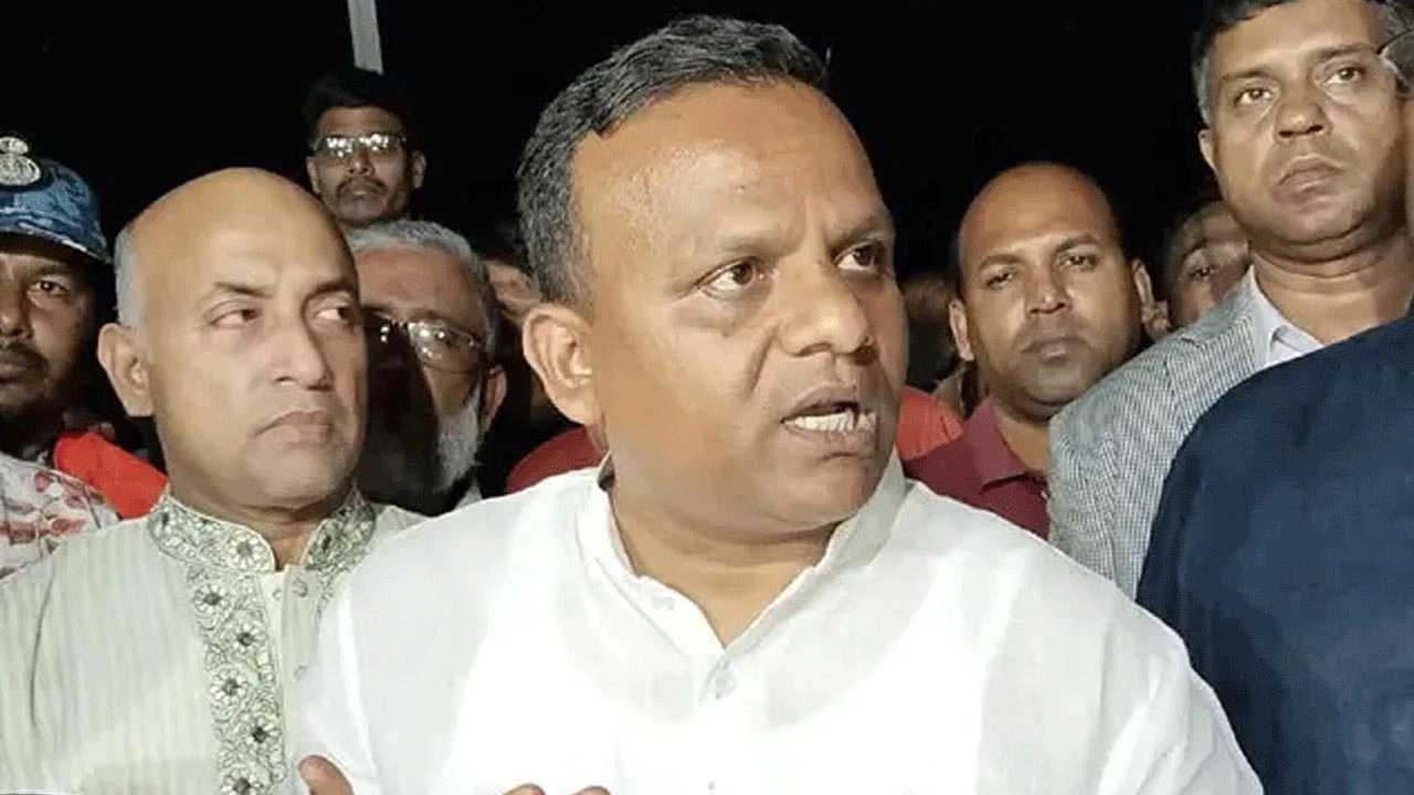 কথা বলছেন নৌপরিবহন প্রতিমন্ত্রী রাজিব আহসান।