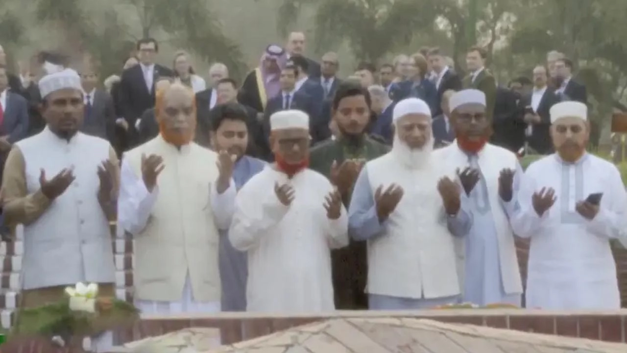 জাতীয় স্মৃতিসৌধে শ্রদ্ধা নিবেদন করেছেন জামায়াতের আমির এবং বিরোধী দলীয় নেতা ডা. শফিকুর রহমান।