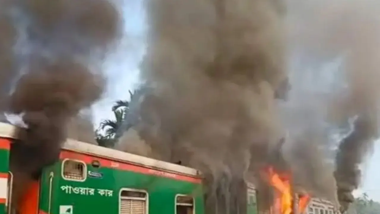 ঢাকাগামী চট্টলা এক্সপ্রেস ট্রেনে ভয়াবহ অগ্নিকাণ্ডে
