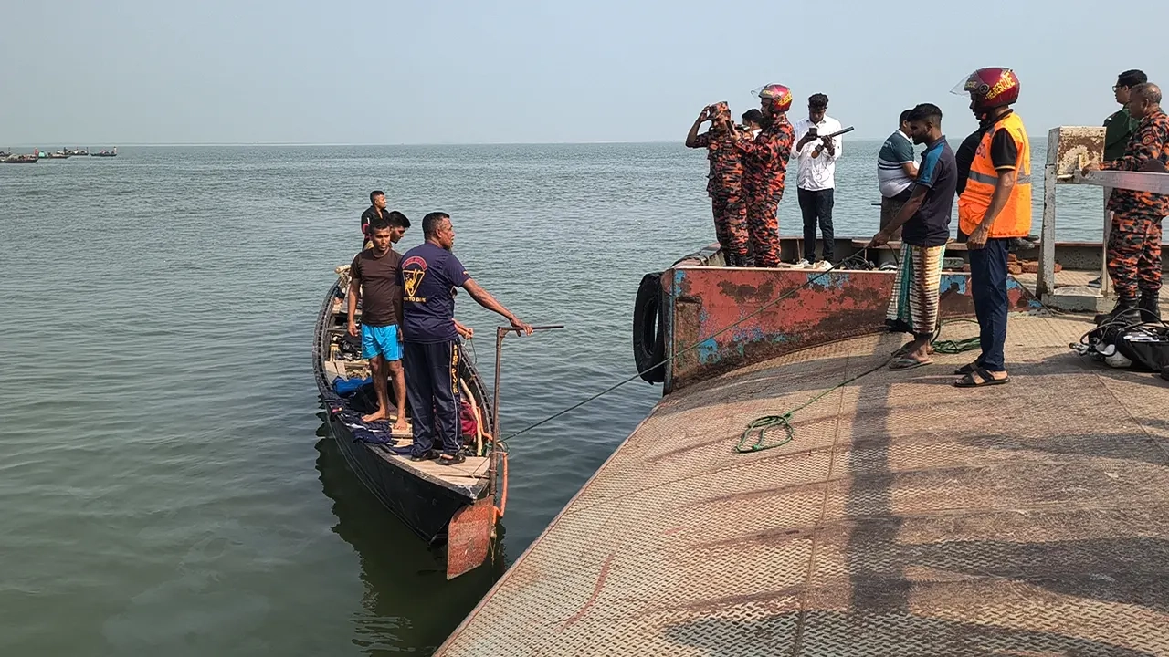 পদ্মায় বাসডুবির ঘটনায় উদ্ধারকাজ চলমান