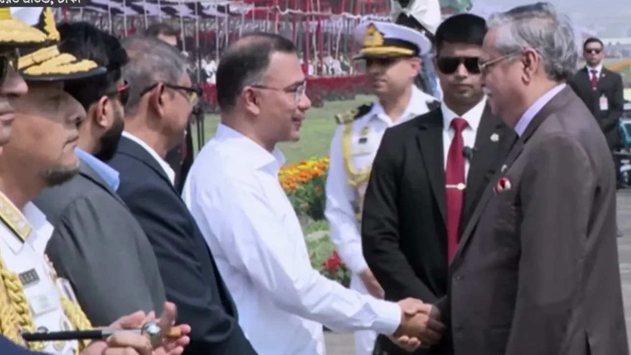 রাষ্ট্রপতি মো. সাহাবুদ্দিনকে অভ্যর্থনা জানাচ্ছেন প্রধানমন্ত্রী তারেক রহমান ।। ছবি: সংগৃহীত