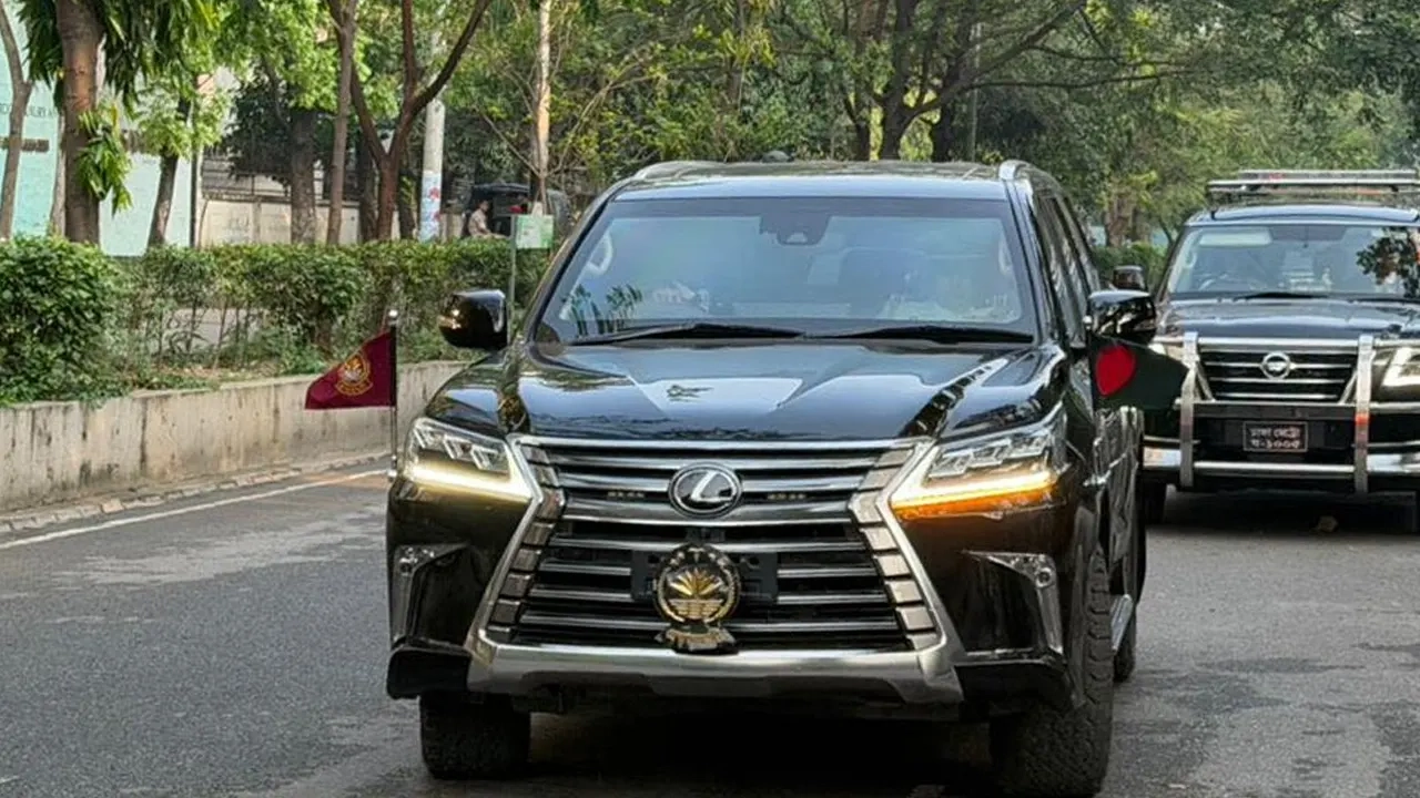 প্রধানমন্ত্রী হিসেবে দায়িত্ব নেয়ার পর এই প্রথম তারেক রহমানকে বহনকারী গাড়িতে জাতীয় পতাকা উড়তে দেখা গেল ।। ছবি: সংগৃহীত