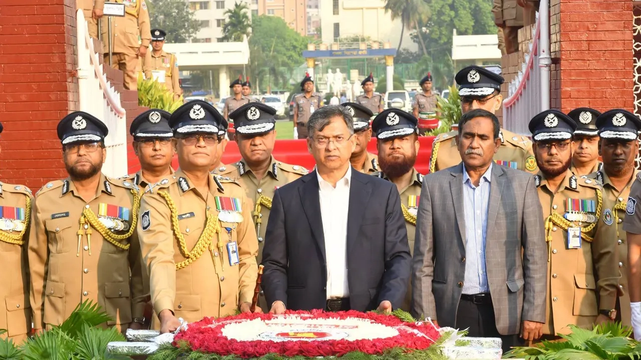 মহান স্বাধীনতা ও জাতীয় দিবস উপলক্ষ্যে রাজধানীর রাজারবাগ পুলিশ স্মৃতিসৌধে পুষ্পস্তবক অর্পণ করেন স্বরাষ্ট্রমন্ত্রী