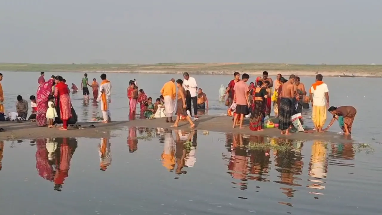 টাঙ্গাইলে মহাষ্টমী গঙ্গাস্নানে যমুনার তীরে পূর্ণার্থীদের ঢল