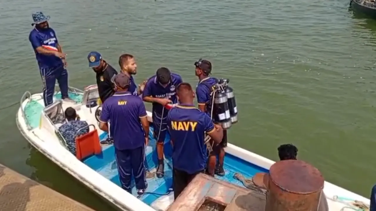 পদ্মায় বাসডুবির ঘটনায় উদ্ধারকাজ