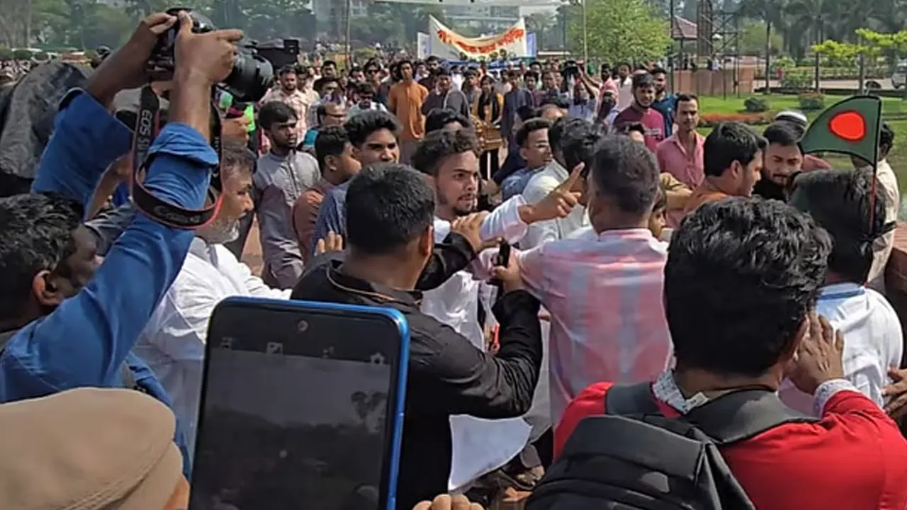 স্মৃতিসৌধে জাতীয় পার্টি ও ছাত্রশক্তির নেতা-কর্মীদের মধ্যে হাতাহাতি