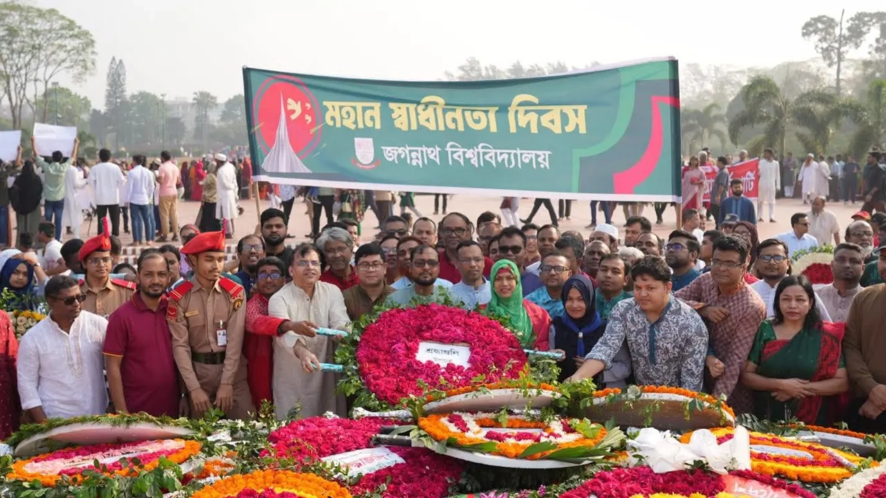 স্বাধীনতা দিবসে জবির শ্রদ্ধাঞ্জলি