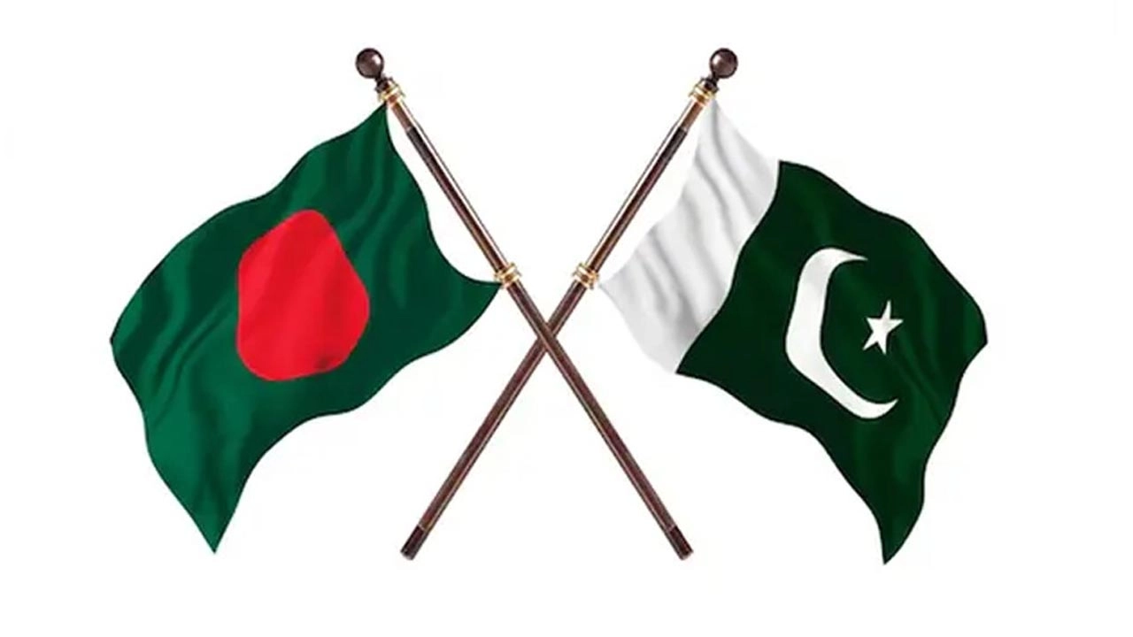 পাকিস্তান ও বাংলাদেশের পতাকা।