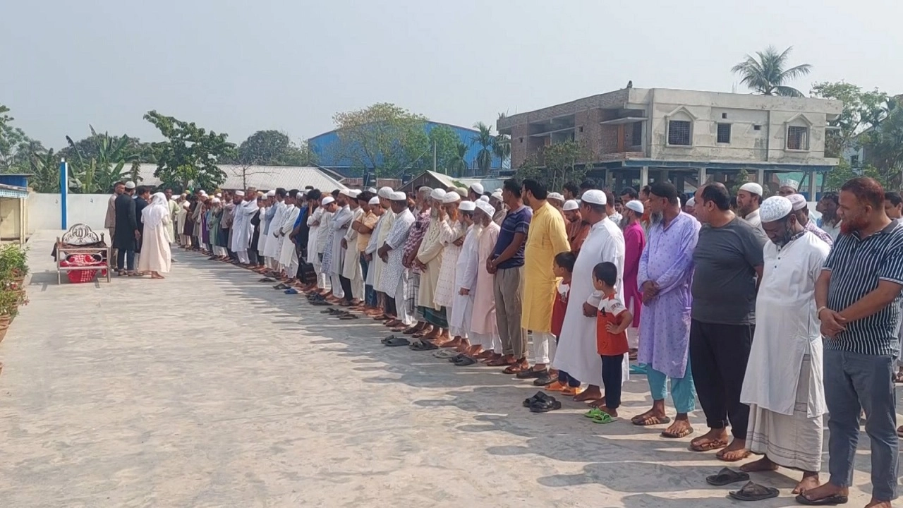 বাস দুর্ঘটনায় নিহত মর্জিনা খাতুন হাসির জানাযা