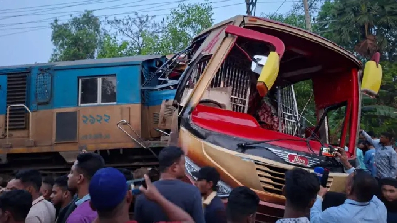 কুমিল্লায় ট্রেন-বাস সংঘর্ষ