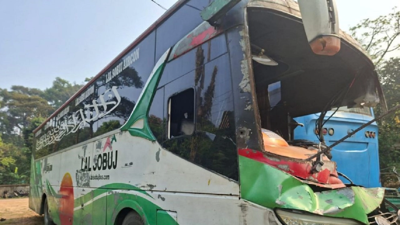 দুর্ঘটনা কবলিত বাস